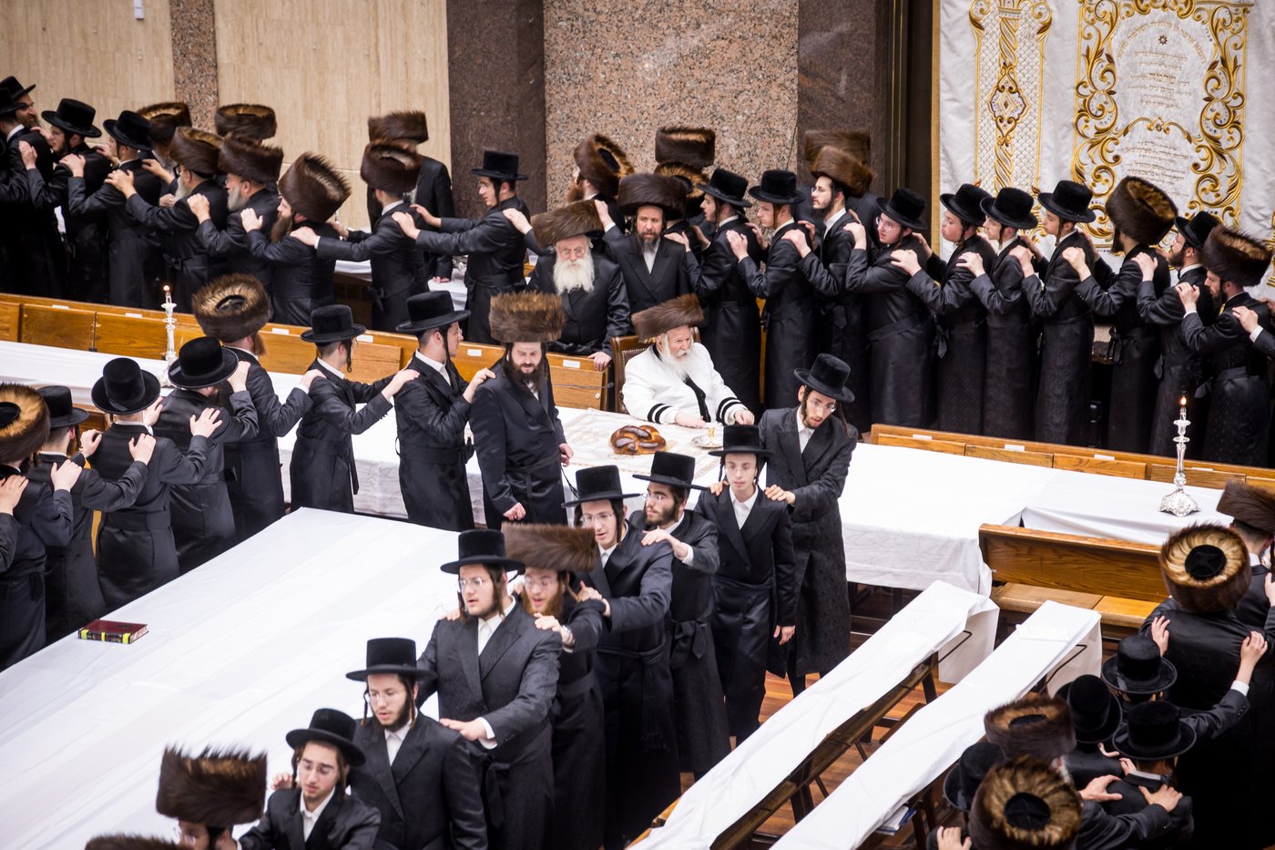 טיש ערב יום הכיפורים בצל האדמו"ר מבאבוב שליט"א | צילום: אחים לאנטשעווסקי