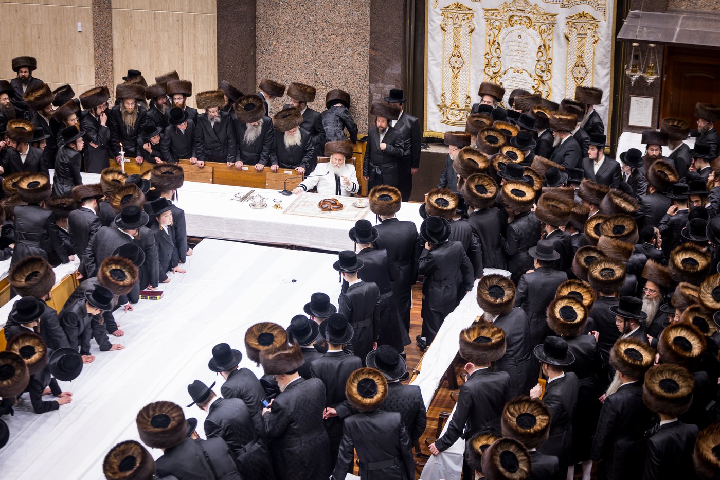 טיש ערב יום הכיפורים בצל האדמו"ר מבאבוב שליט"א | צילום: אחים לאנטשעווסקי
