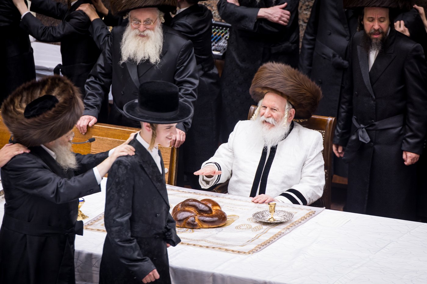 טיש ערב יום הכיפורים בצל האדמו"ר מבאבוב שליט"א | צילום: אחים לאנטשעווסקי