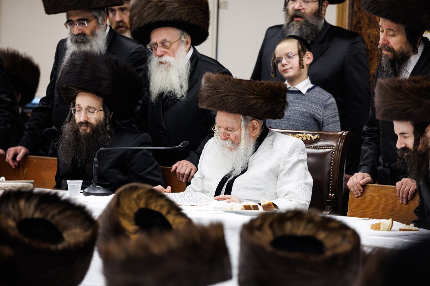 טיש ערב יום הכיפורים בצל האדמו"ר מבאבוב שליט"א | צילום: אחים לאנטשעווסקי