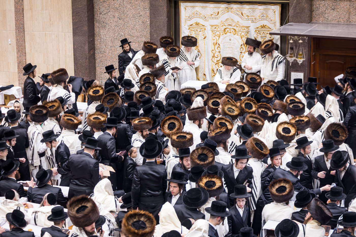 טיש ערב יום הכיפורים בצל האדמו"ר מבאבוב שליט"א | צילום: אחים לאנטשעווסקי