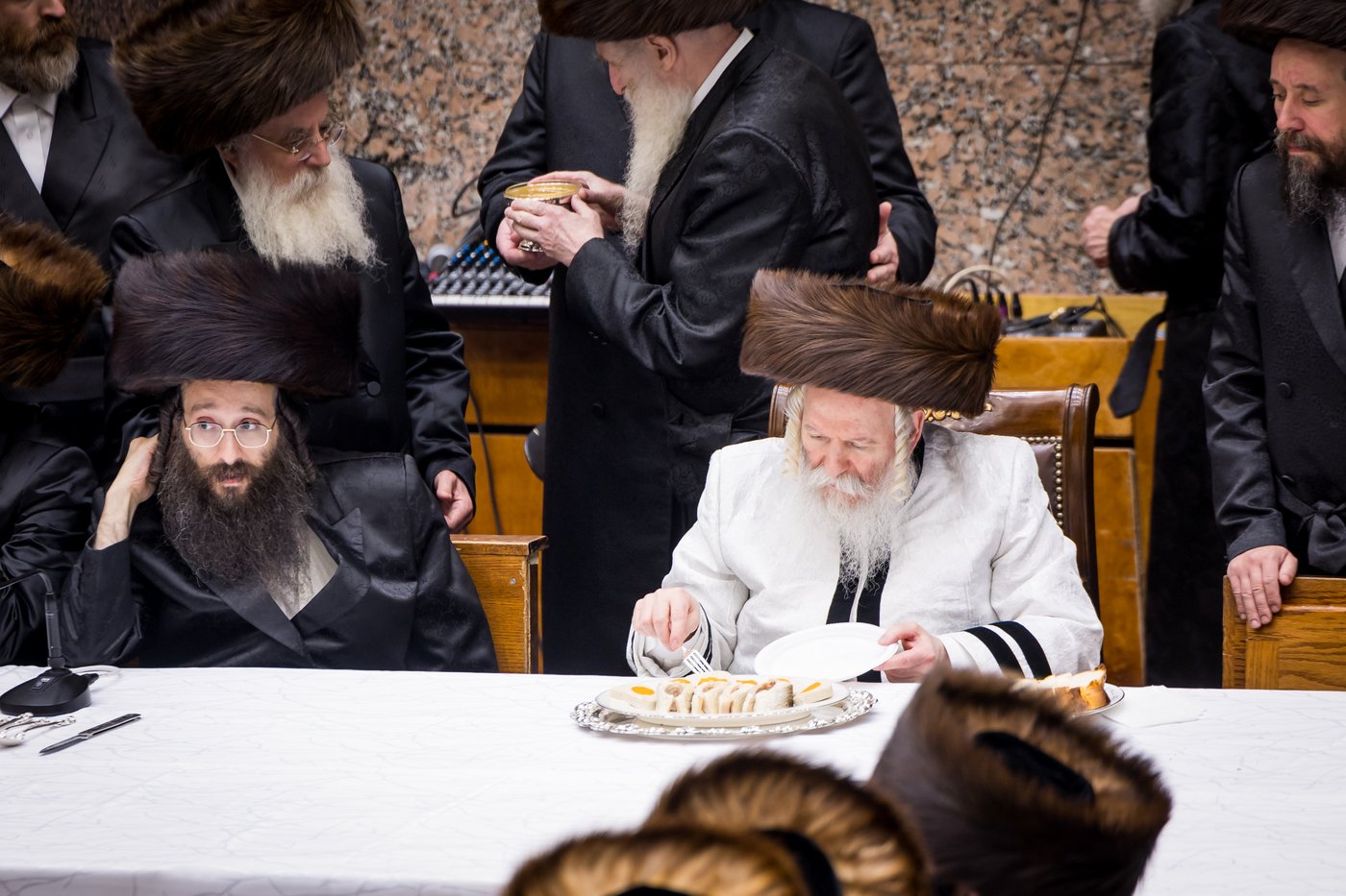 טיש ערב יום הכיפורים בצל האדמו"ר מבאבוב שליט"א | צילום: אחים לאנטשעווסקי