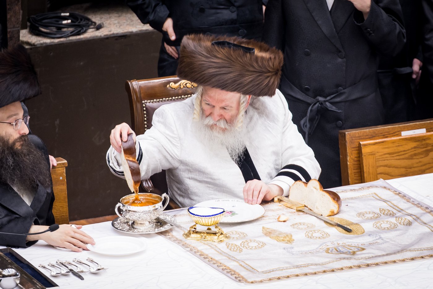 טיש ערב יום הכיפורים בצל האדמו"ר מבאבוב שליט"א | צילום: אחים לאנטשעווסקי