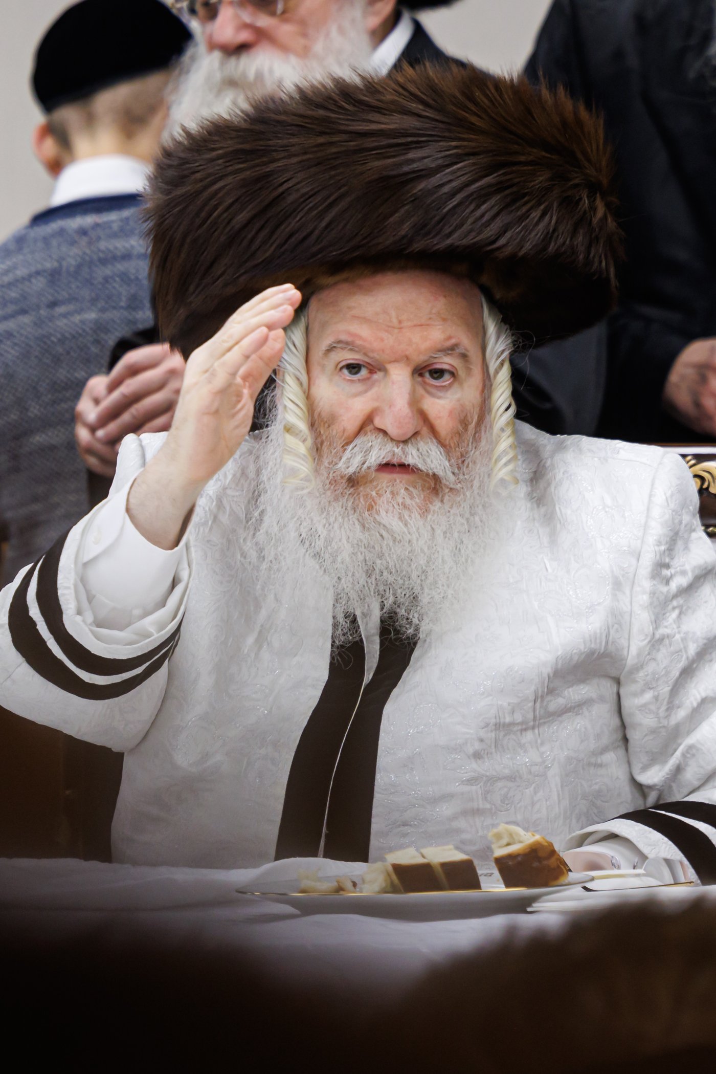 טיש ערב יום הכיפורים בצל האדמו"ר מבאבוב שליט"א | צילום: אחים לאנטשעווסקי