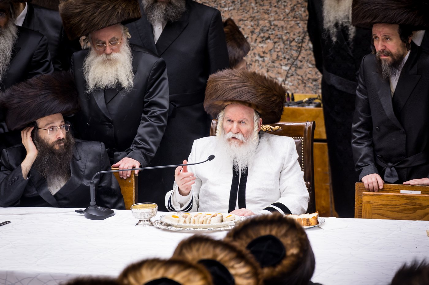טיש ערב יום הכיפורים בצל האדמו"ר מבאבוב שליט"א | צילום: אחים לאנטשעווסקי