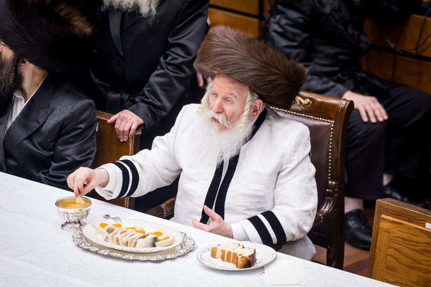 טיש ערב יום הכיפורים בצל האדמו"ר מבאבוב שליט"א | צילום: אחים לאנטשעווסקי
