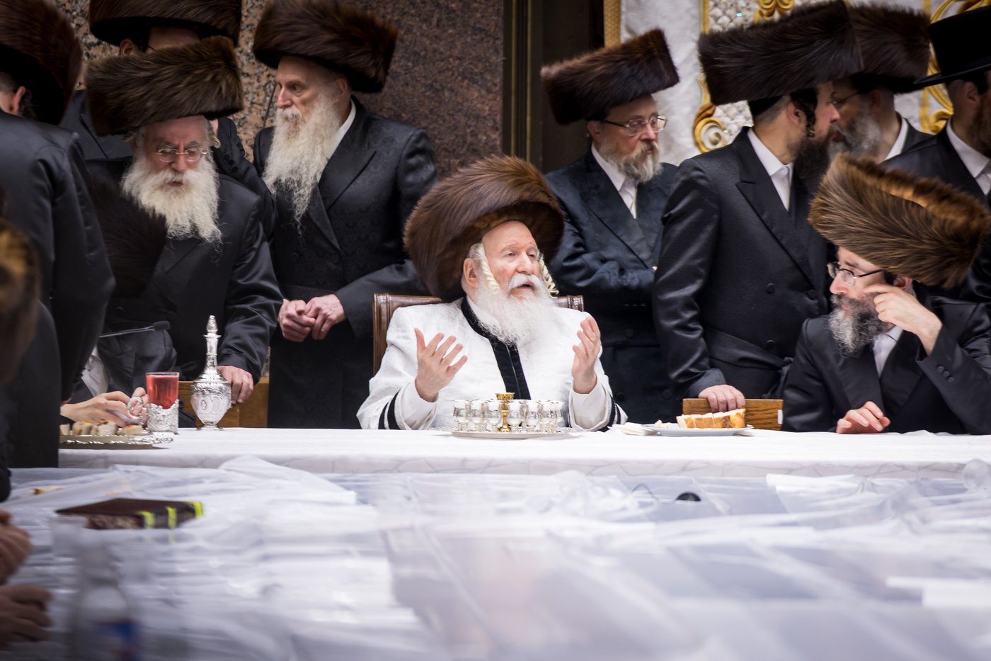 טיש ערב יום הכיפורים בצל האדמו"ר מבאבוב שליט"א | צילום: אחים לאנטשעווסקי