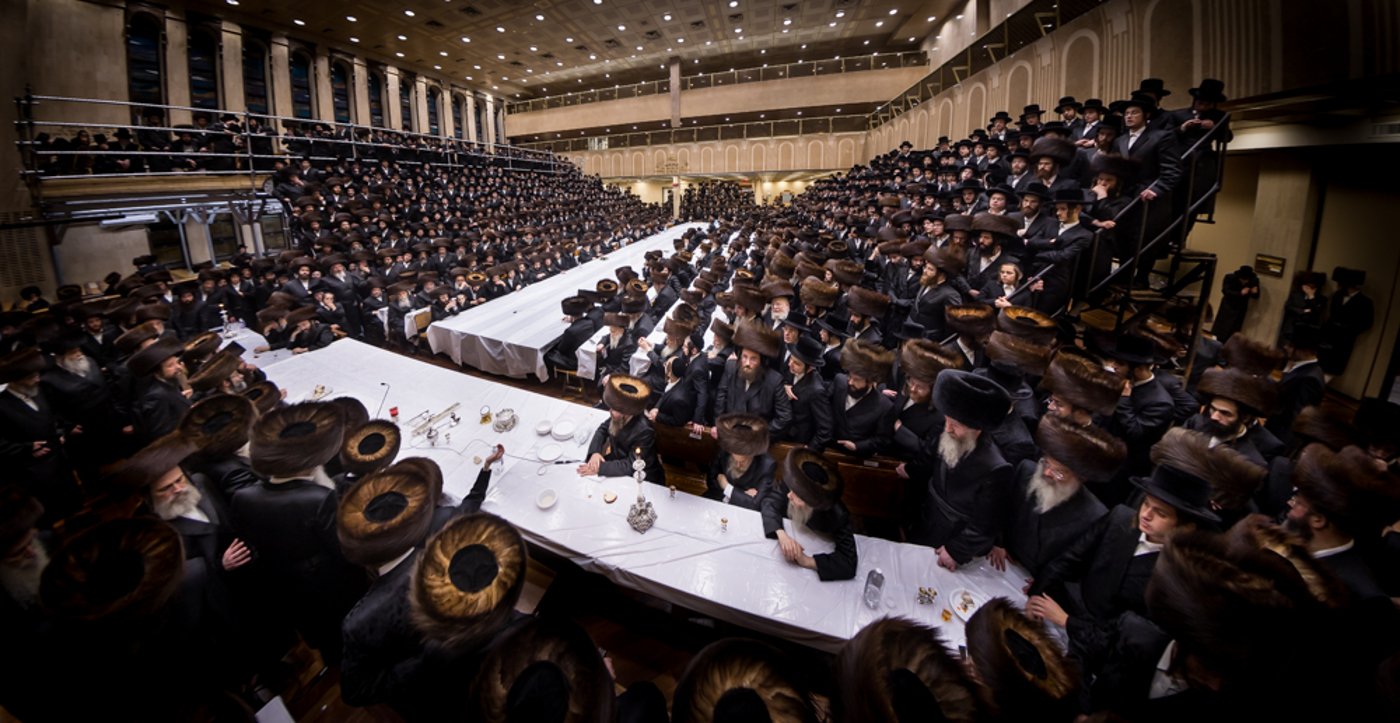 טיש ערב יום הכיפורים בצל האדמו"ר מבאבוב שליט"א | צילום: אחים לאנטשעווסקי