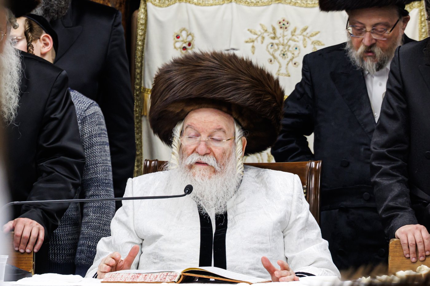 טיש ערב יום הכיפורים בצל האדמו"ר מבאבוב שליט"א | צילום: אחים לאנטשעווסקי