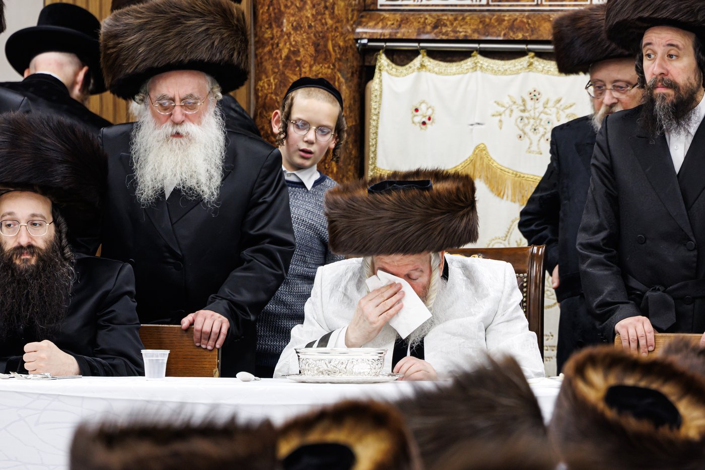 טיש ערב יום הכיפורים בצל האדמו"ר מבאבוב שליט"א | צילום: אחים לאנטשעווסקי