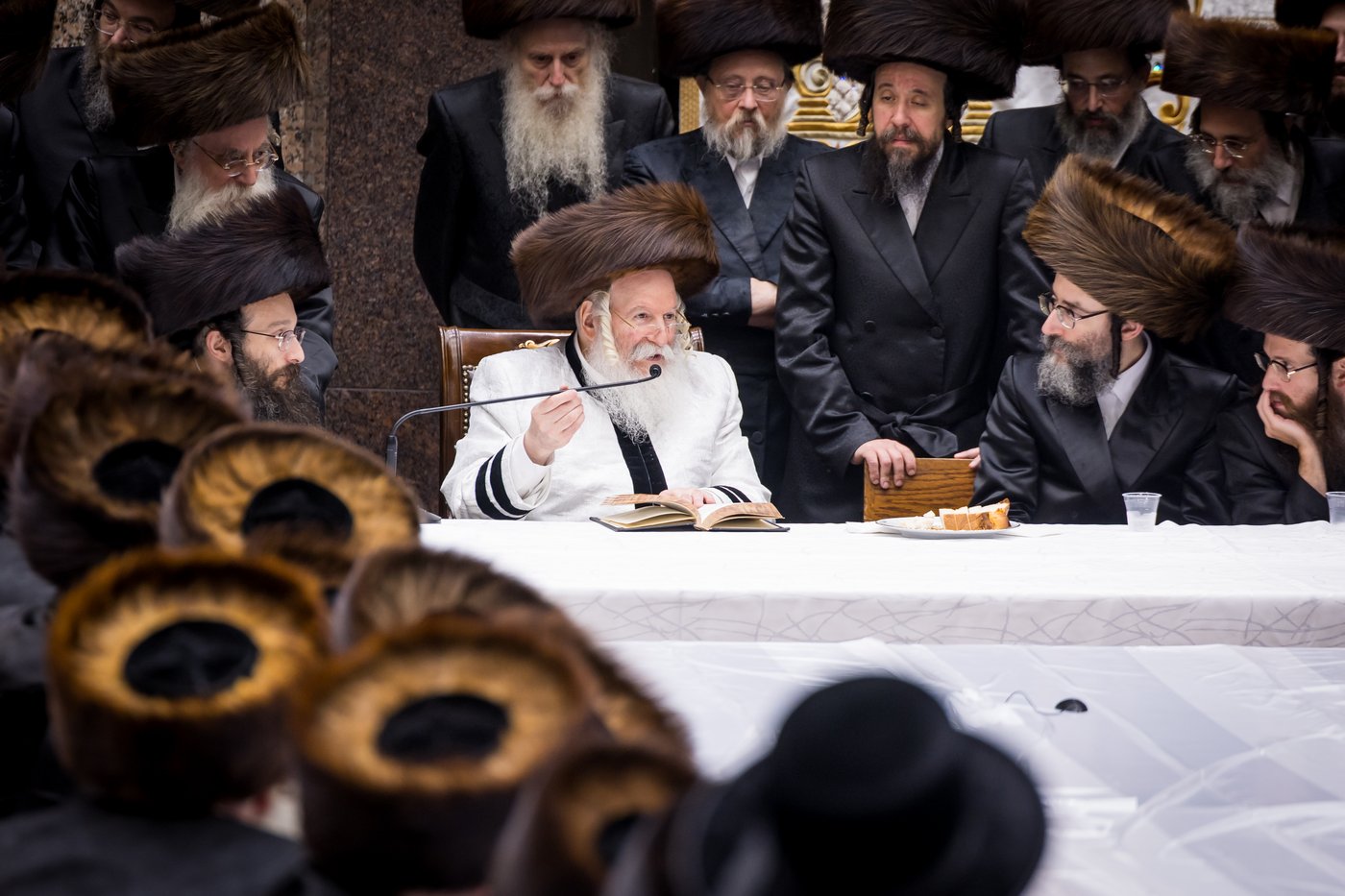 טיש ערב יום הכיפורים בצל האדמו"ר מבאבוב שליט"א | צילום: אחים לאנטשעווסקי