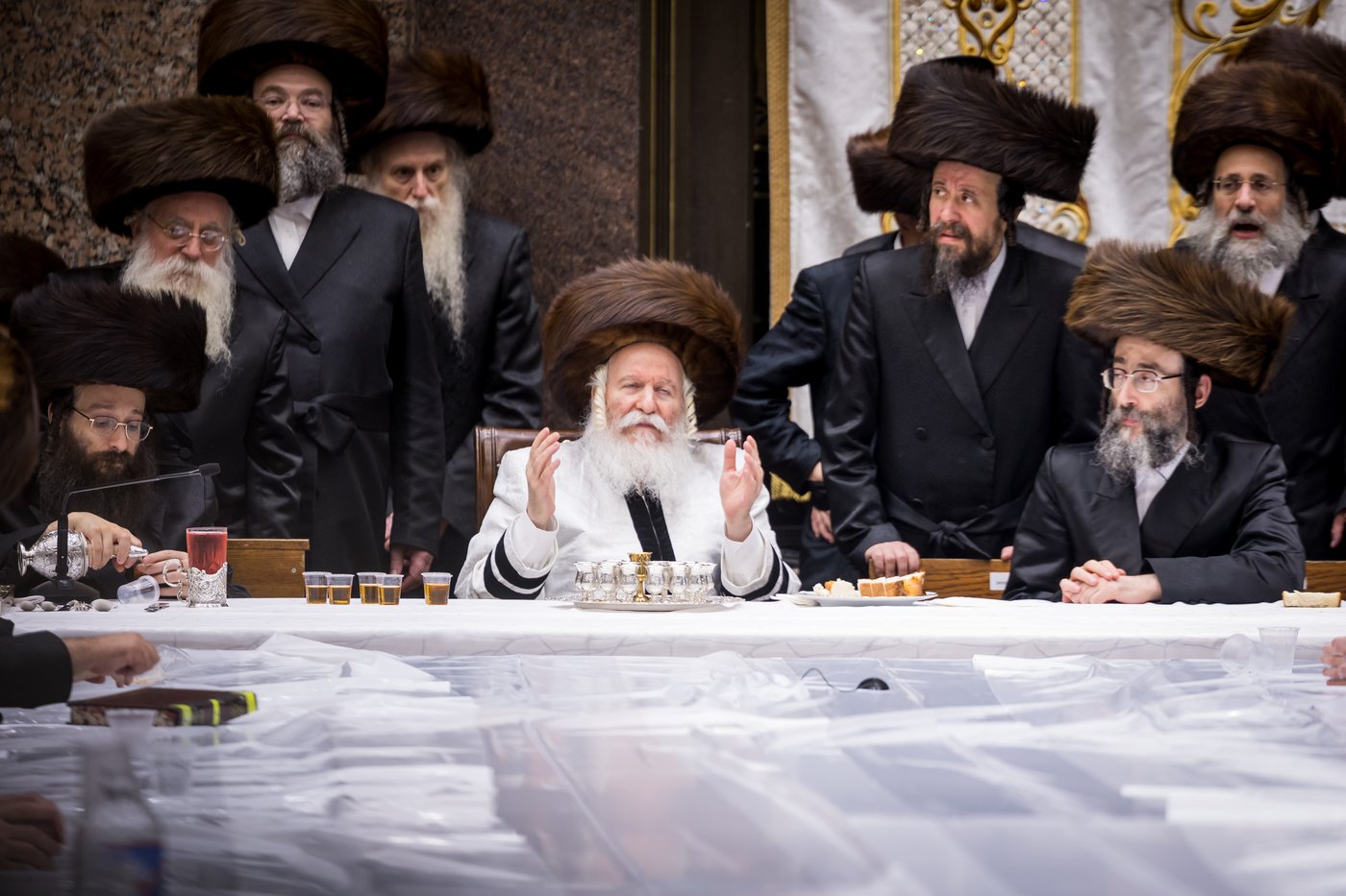 טיש ערב יום הכיפורים בצל האדמו"ר מבאבוב שליט"א | צילום: אחים לאנטשעווסקי