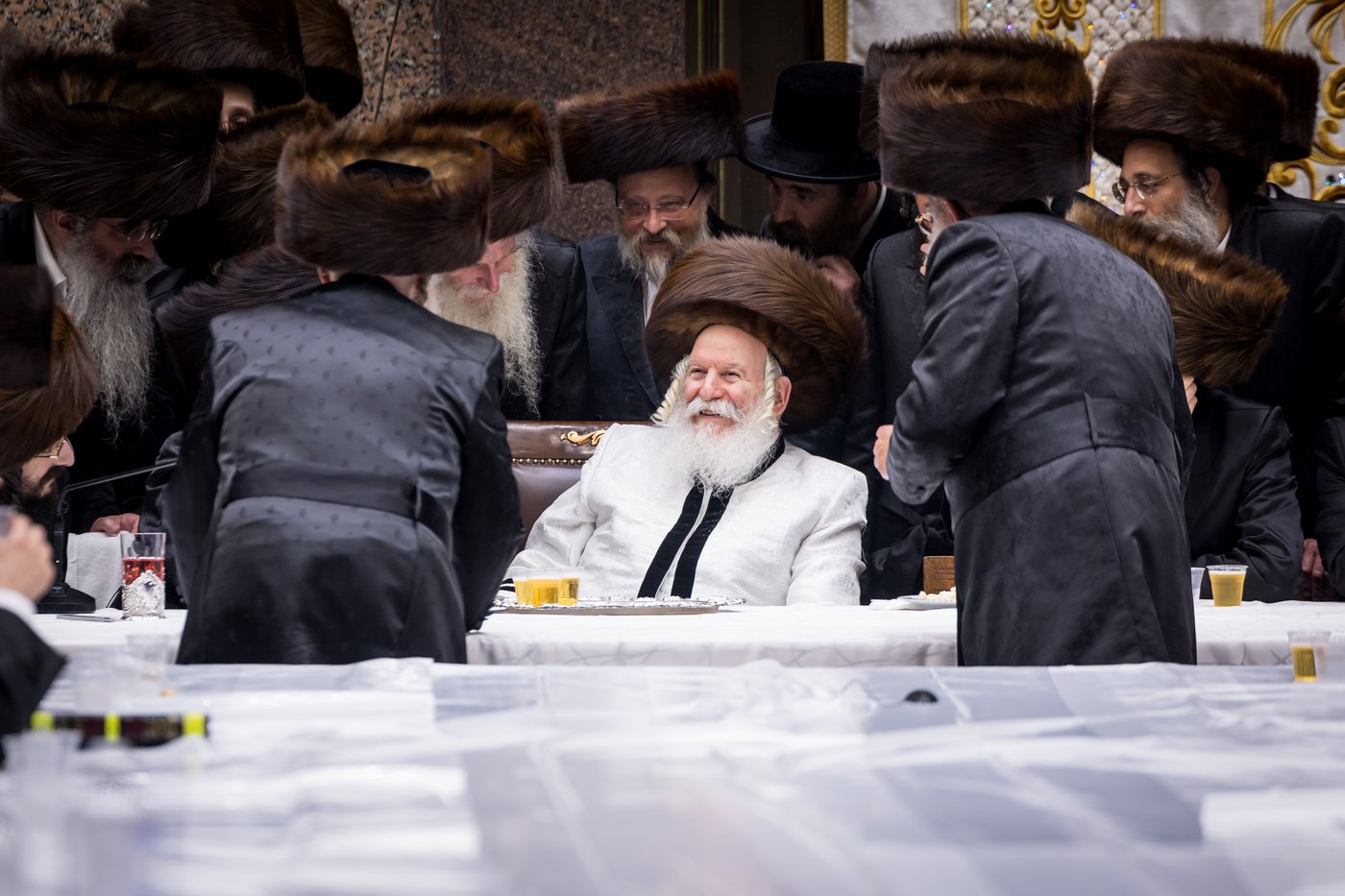 טיש ערב יום הכיפורים בצל האדמו"ר מבאבוב שליט"א | צילום: אחים לאנטשעווסקי