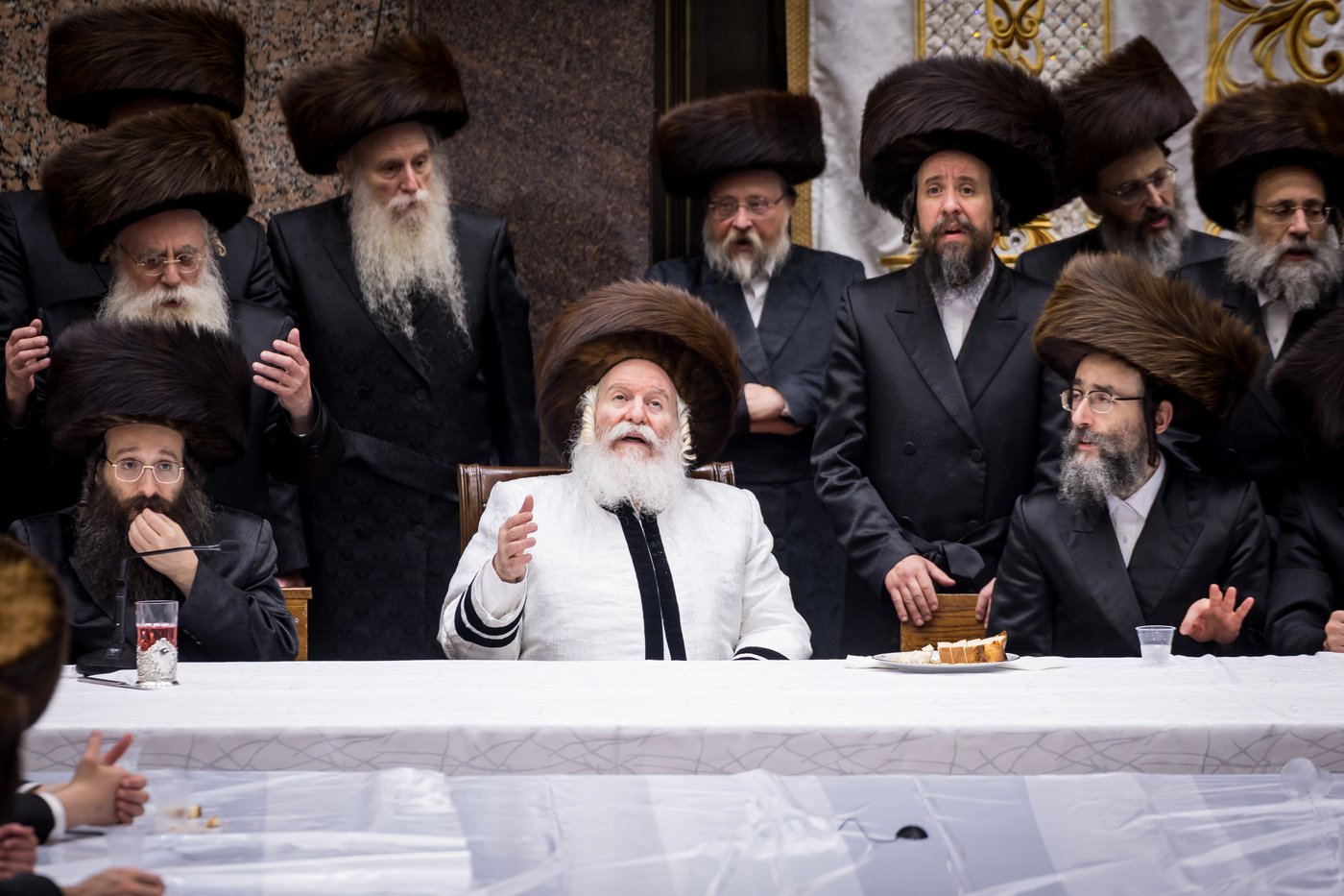 טיש ערב יום הכיפורים בצל האדמו"ר מבאבוב שליט"א | צילום: אחים לאנטשעווסקי