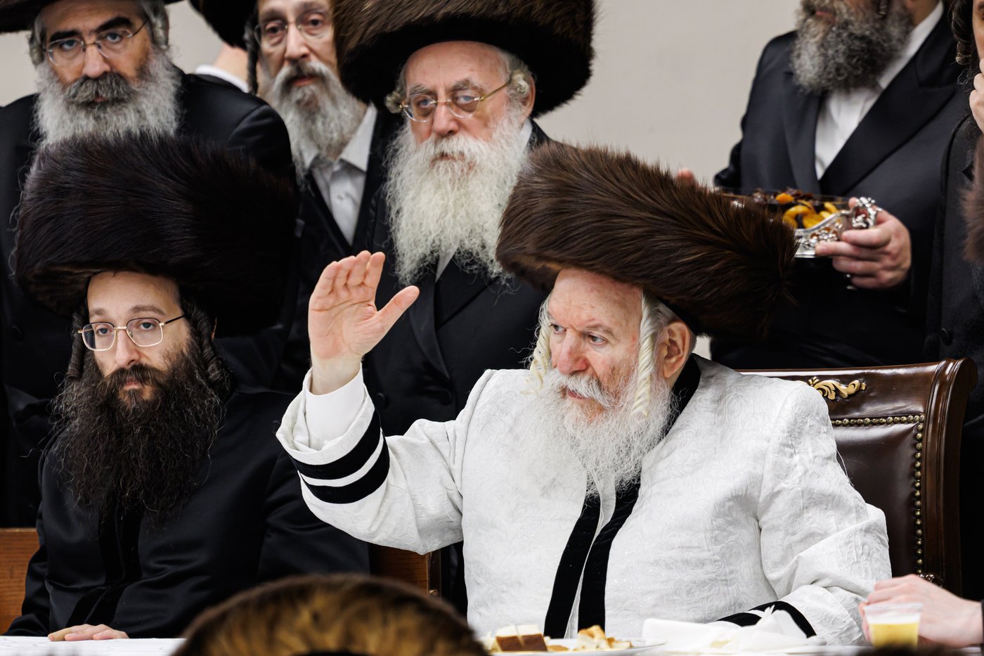 טיש ערב יום הכיפורים בצל האדמו"ר מבאבוב שליט"א | צילום: אחים לאנטשעווסקי