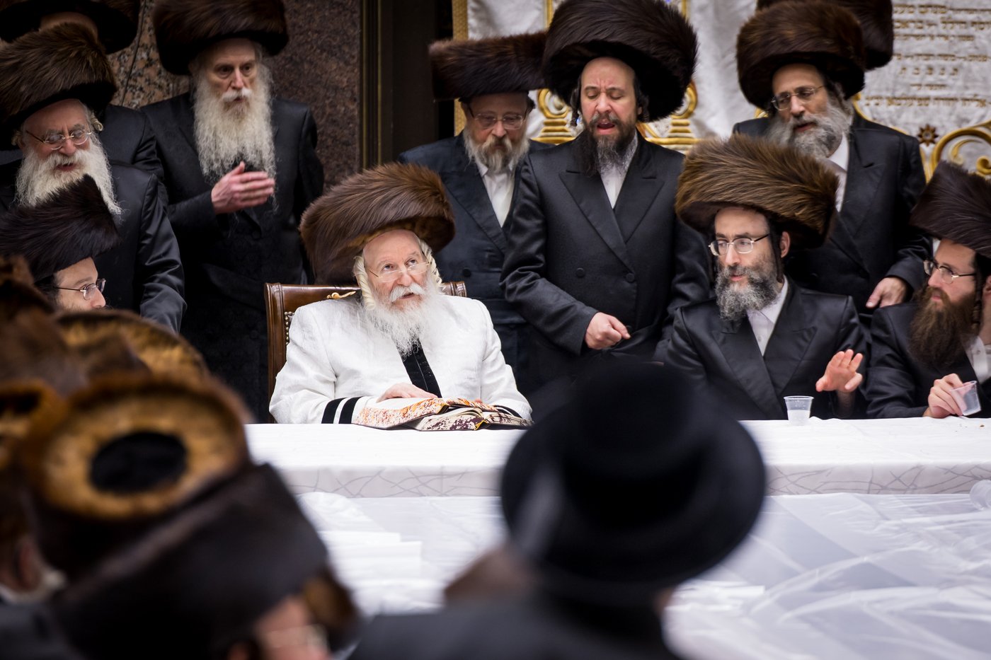טיש ערב יום הכיפורים בצל האדמו"ר מבאבוב שליט"א | צילום: אחים לאנטשעווסקי