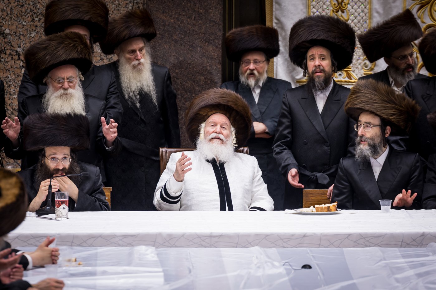 טיש ערב יום הכיפורים בצל האדמו"ר מבאבוב שליט"א | צילום: אחים לאנטשעווסקי