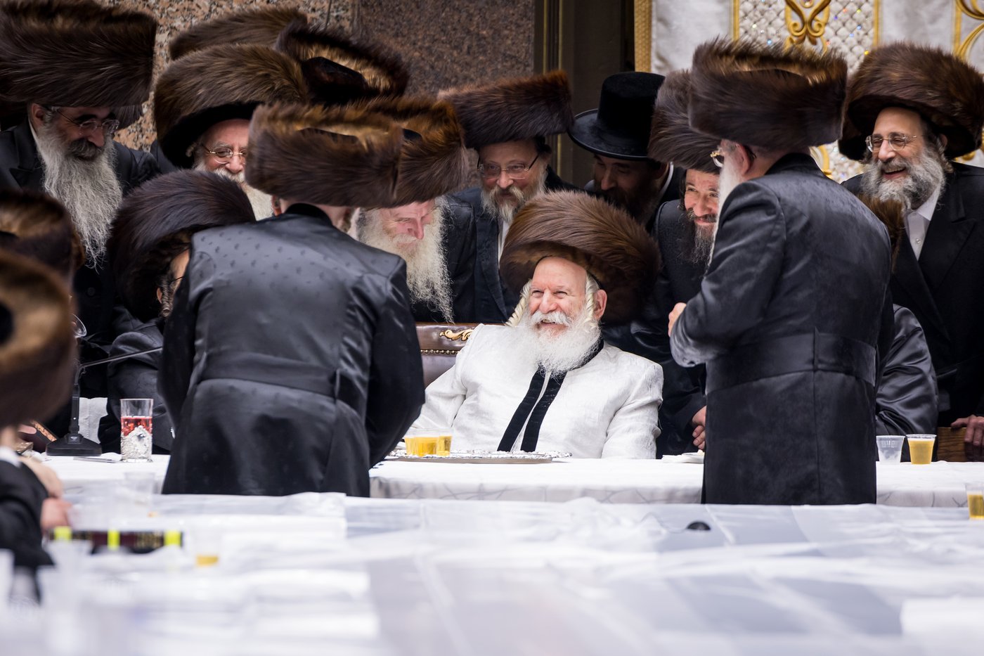 טיש ערב יום הכיפורים בצל האדמו"ר מבאבוב שליט"א | צילום: אחים לאנטשעווסקי