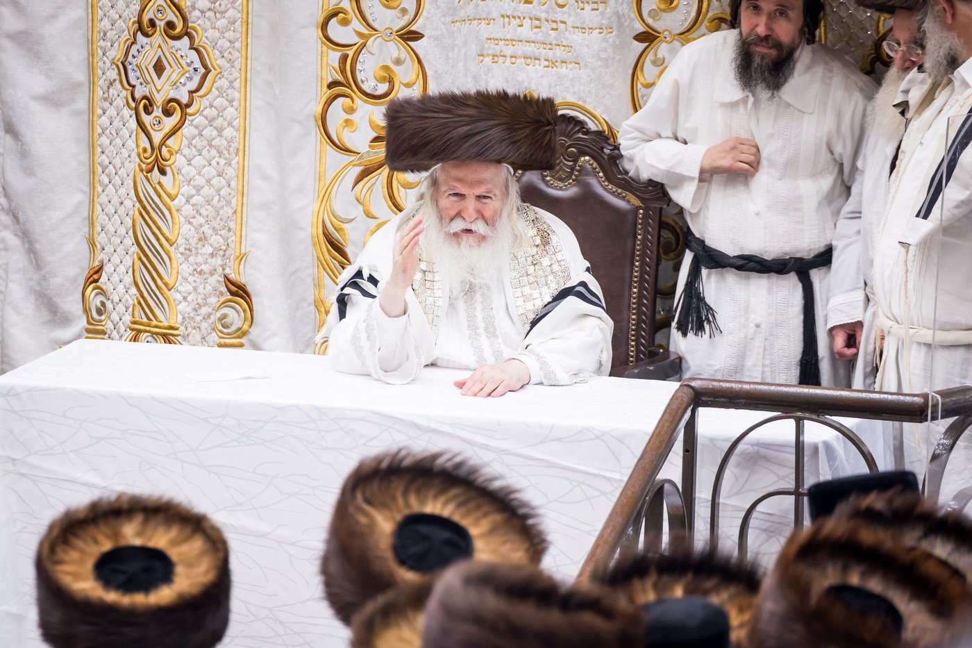 טיש ערב יום הכיפורים בצל האדמו"ר מבאבוב שליט"א | צילום: אחים לאנטשעווסקי