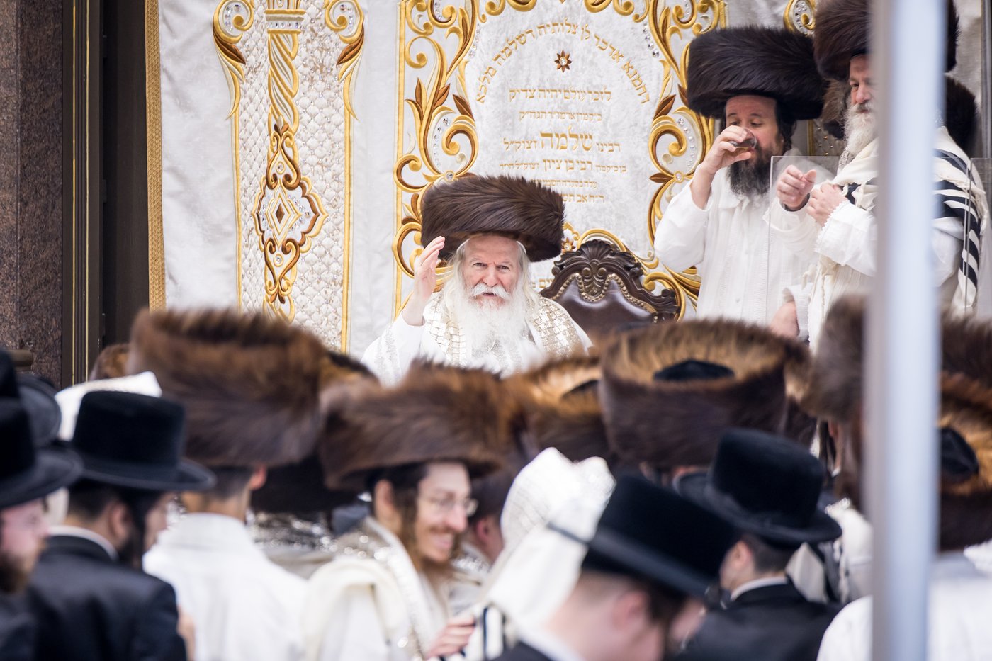טיש ערב יום הכיפורים בצל האדמו"ר מבאבוב שליט"א | צילום: אחים לאנטשעווסקי