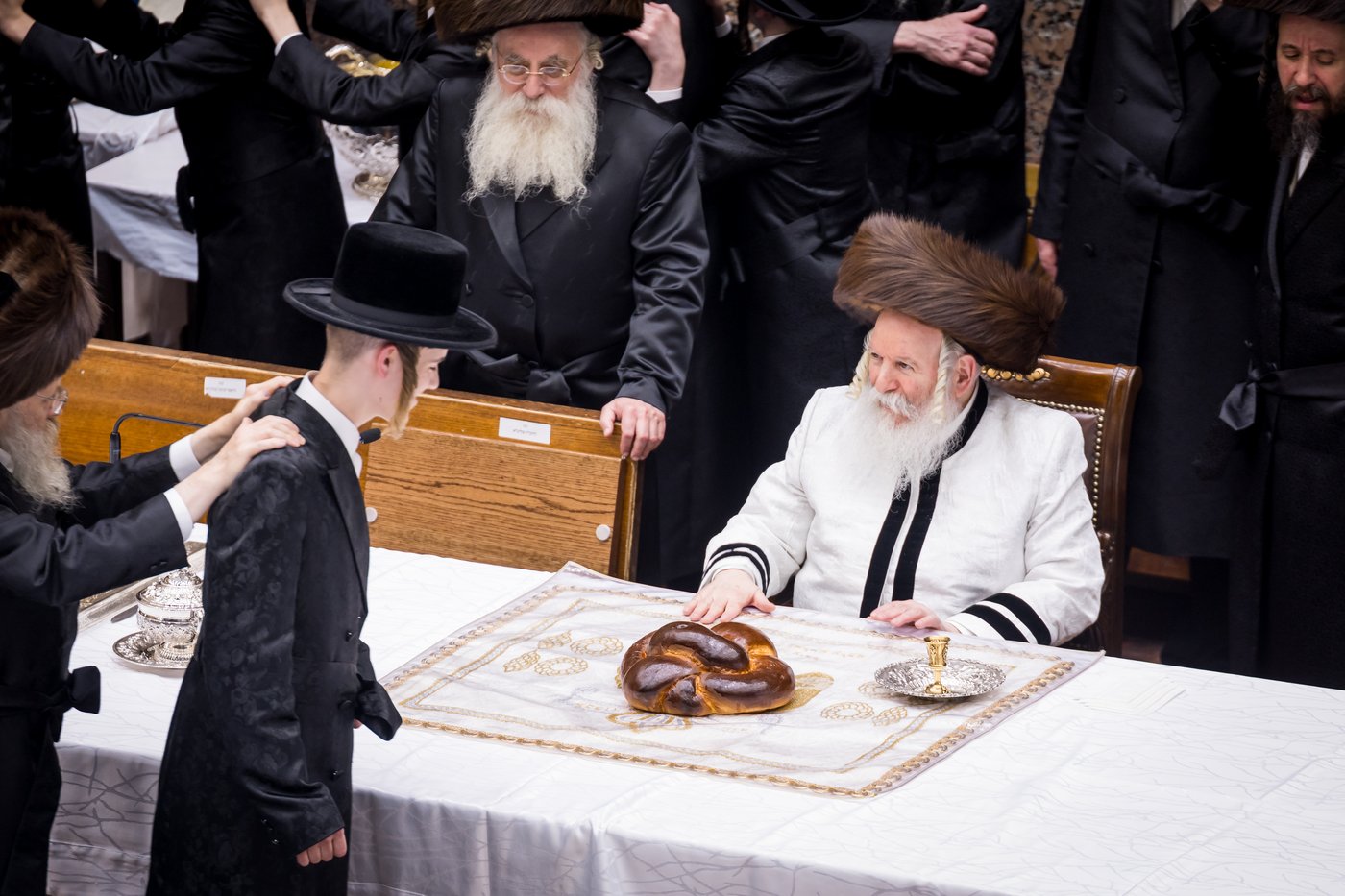 טיש ערב יום הכיפורים בצל האדמו"ר מבאבוב שליט"א | צילום: אחים לאנטשעווסקי