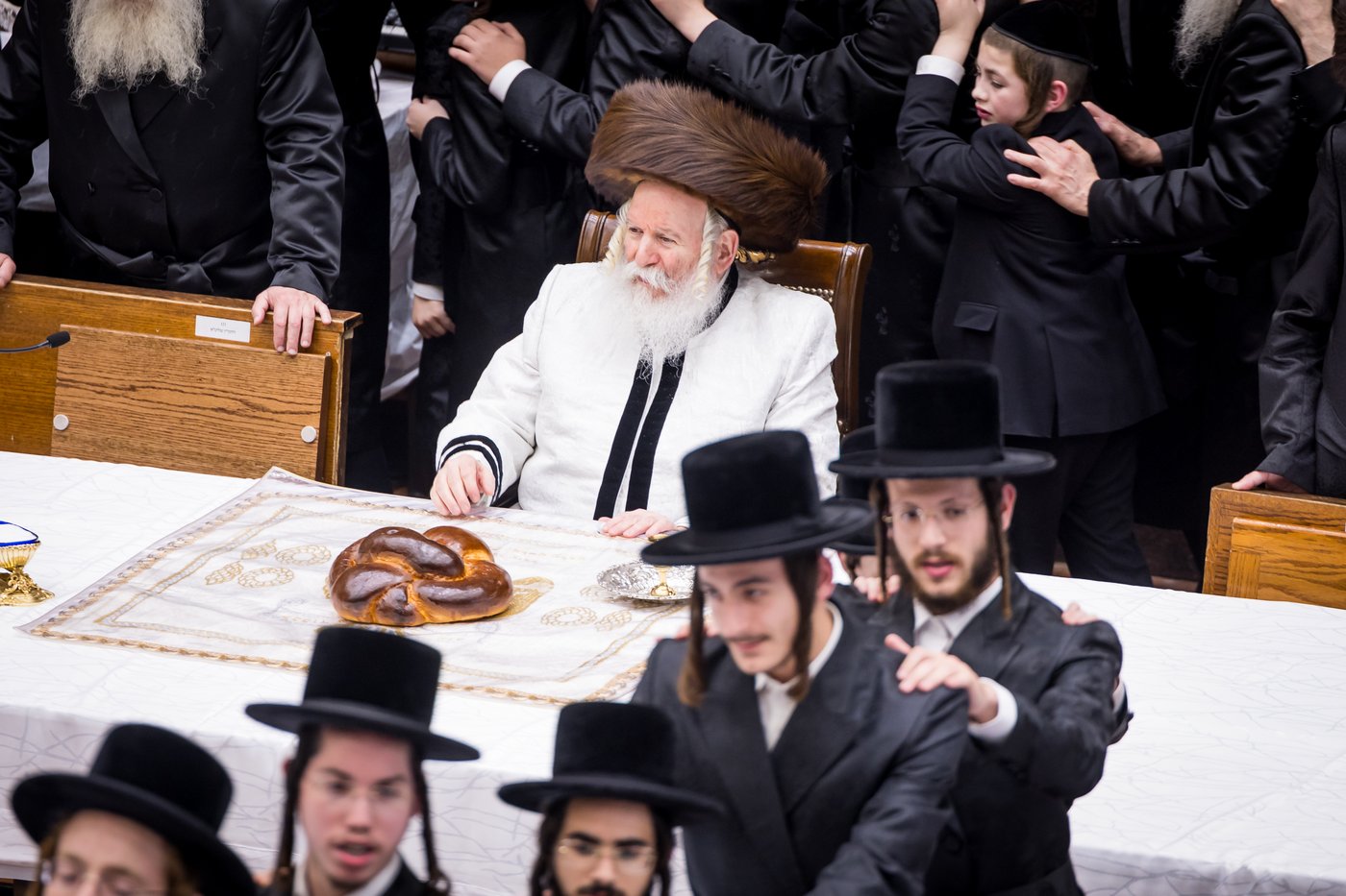 טיש ערב יום הכיפורים בצל האדמו"ר מבאבוב שליט"א | צילום: אחים לאנטשעווסקי