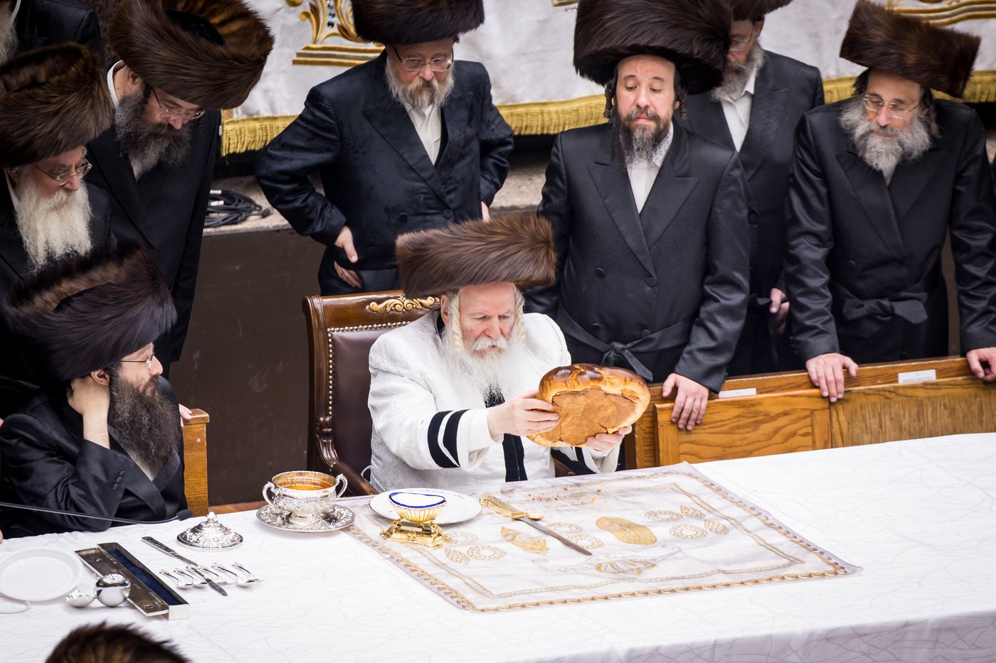 טיש ערב יום הכיפורים בצל האדמו"ר מבאבוב שליט"א | צילום: אחים לאנטשעווסקי