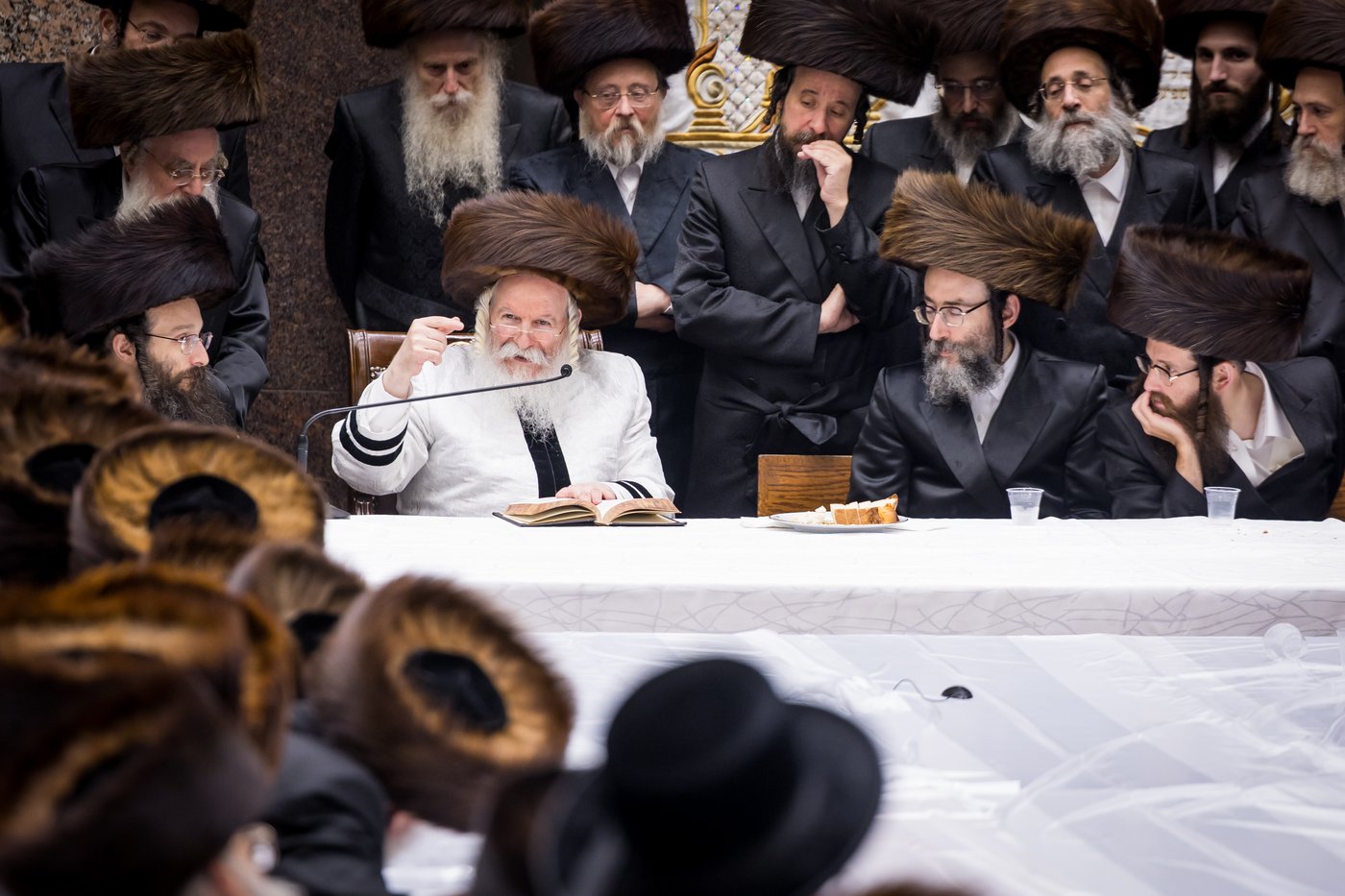 טיש ערב יום הכיפורים בצל האדמו"ר מבאבוב שליט"א | צילום: אחים לאנטשעווסקי
