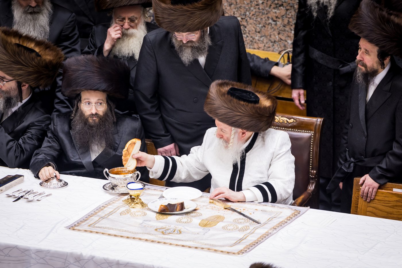 טיש ערב יום הכיפורים בצל האדמו"ר מבאבוב שליט"א | צילום: אחים לאנטשעווסקי