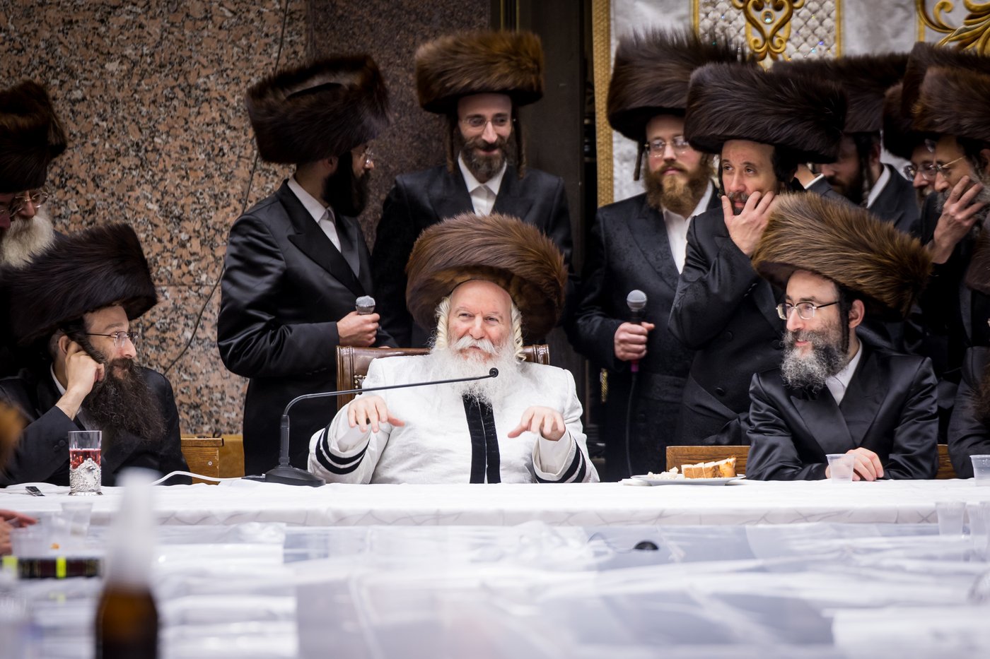 טיש ערב יום הכיפורים בצל האדמו"ר מבאבוב שליט"א | צילום: אחים לאנטשעווסקי