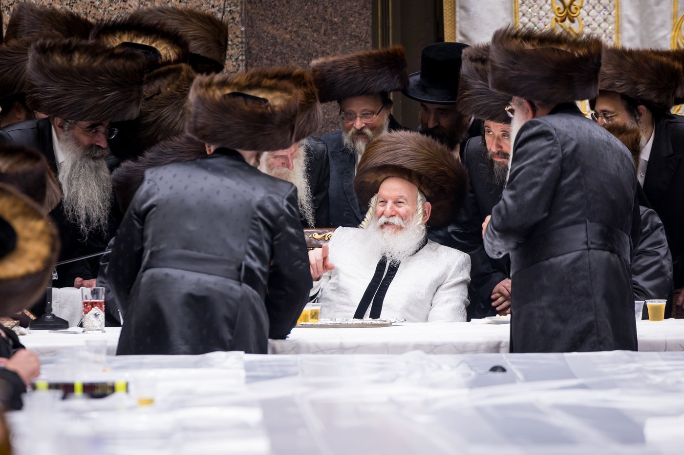 טיש ערב יום הכיפורים בצל האדמו"ר מבאבוב שליט"א | צילום: אחים לאנטשעווסקי