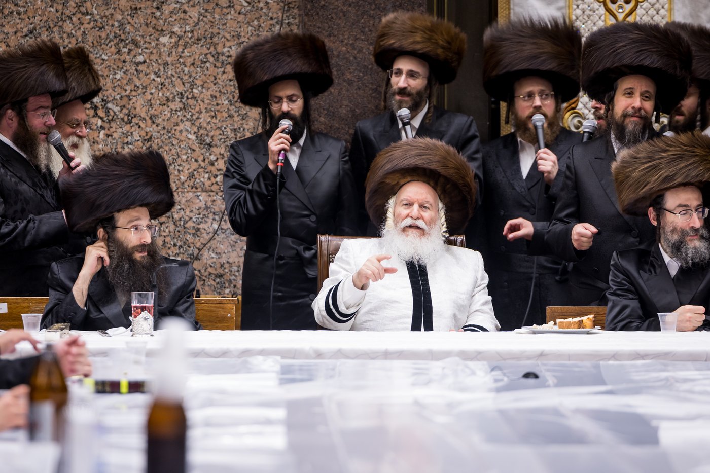 טיש ערב יום הכיפורים בצל האדמו"ר מבאבוב שליט"א | צילום: אחים לאנטשעווסקי