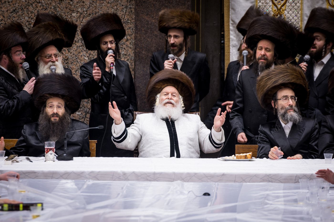 טיש ערב יום הכיפורים בצל האדמו"ר מבאבוב שליט"א | צילום: אחים לאנטשעווסקי