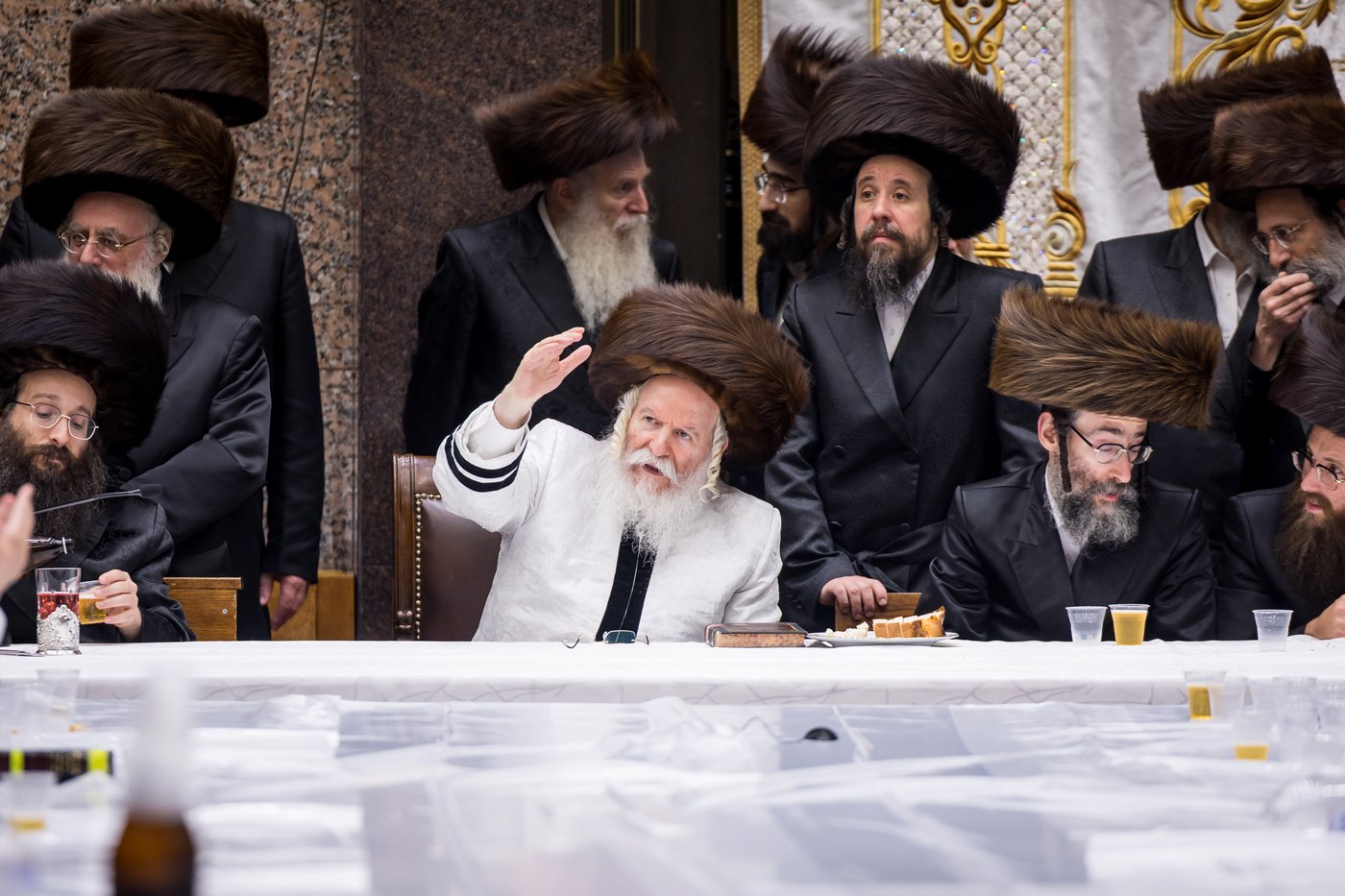 טיש ערב יום הכיפורים בצל האדמו"ר מבאבוב שליט"א | צילום: אחים לאנטשעווסקי