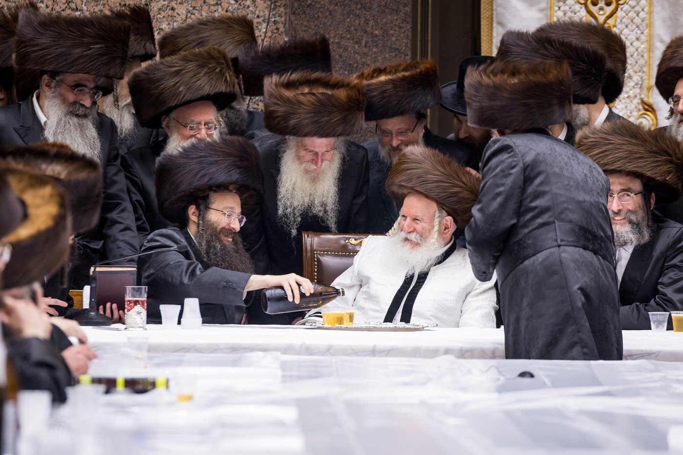 טיש ערב יום הכיפורים בצל האדמו"ר מבאבוב שליט"א | צילום: אחים לאנטשעווסקי