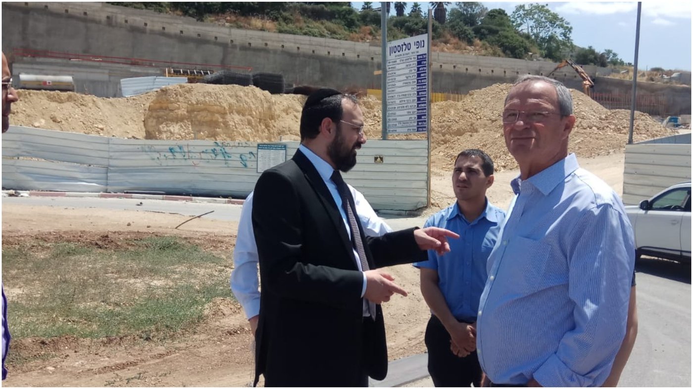 סערה בטלז סטון: עצומה נגד ראש המועצה בגלל כספי צדקה