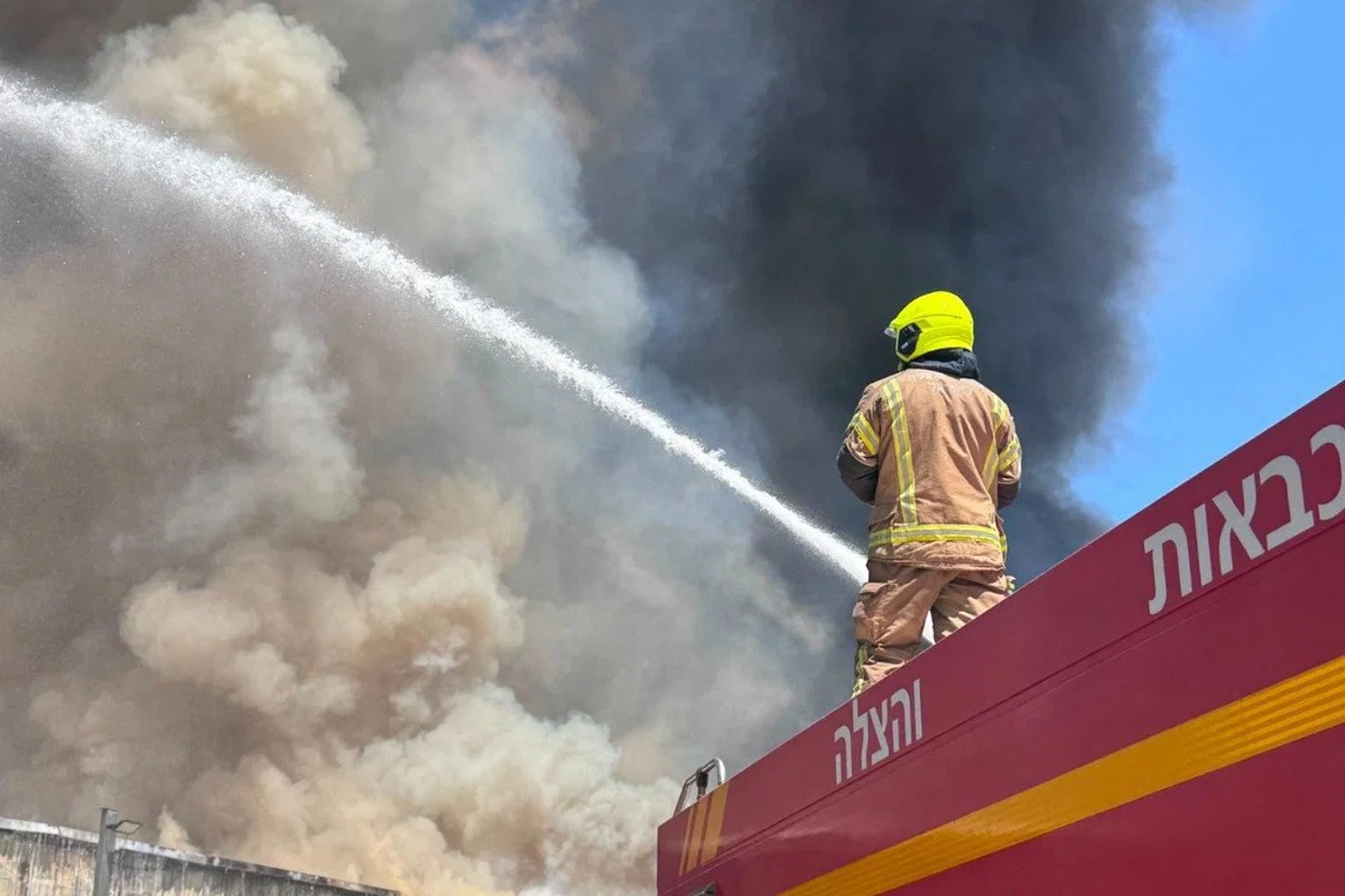 חילצנו עשרות לכודים מסוכה בוערת: הסכנות שמטרידות את כבאות והצלה