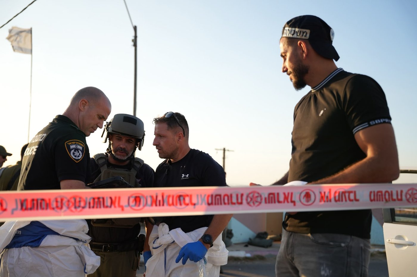 תיעוד הפיגוע: מחבל התנפל על חיילים במחסום בל וחוסל במקום