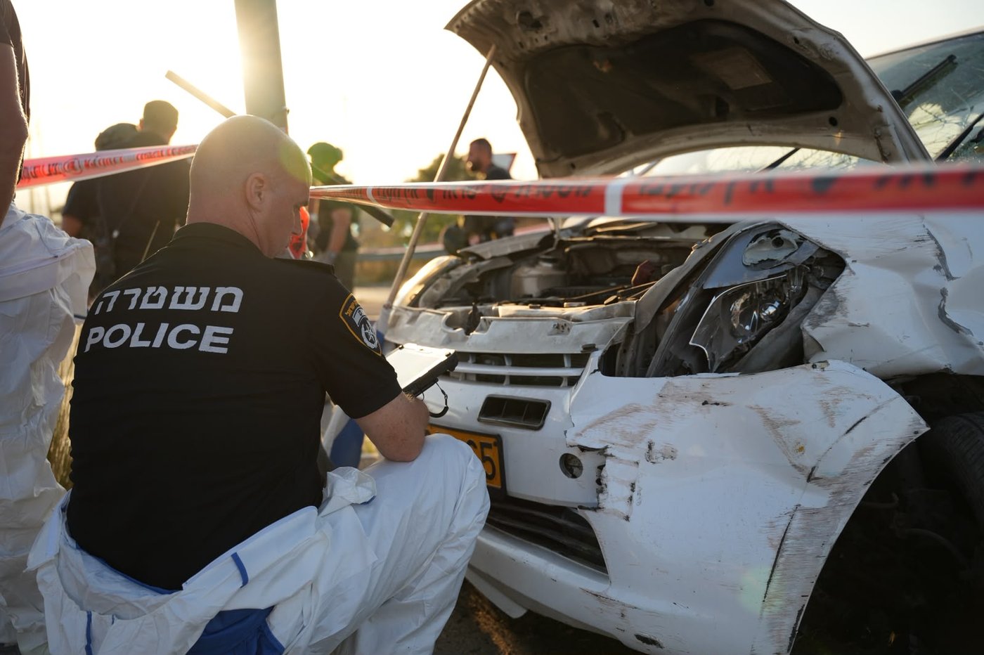 תיעוד הפיגוע: מחבל התנפל על חיילים במחסום בל וחוסל במקום