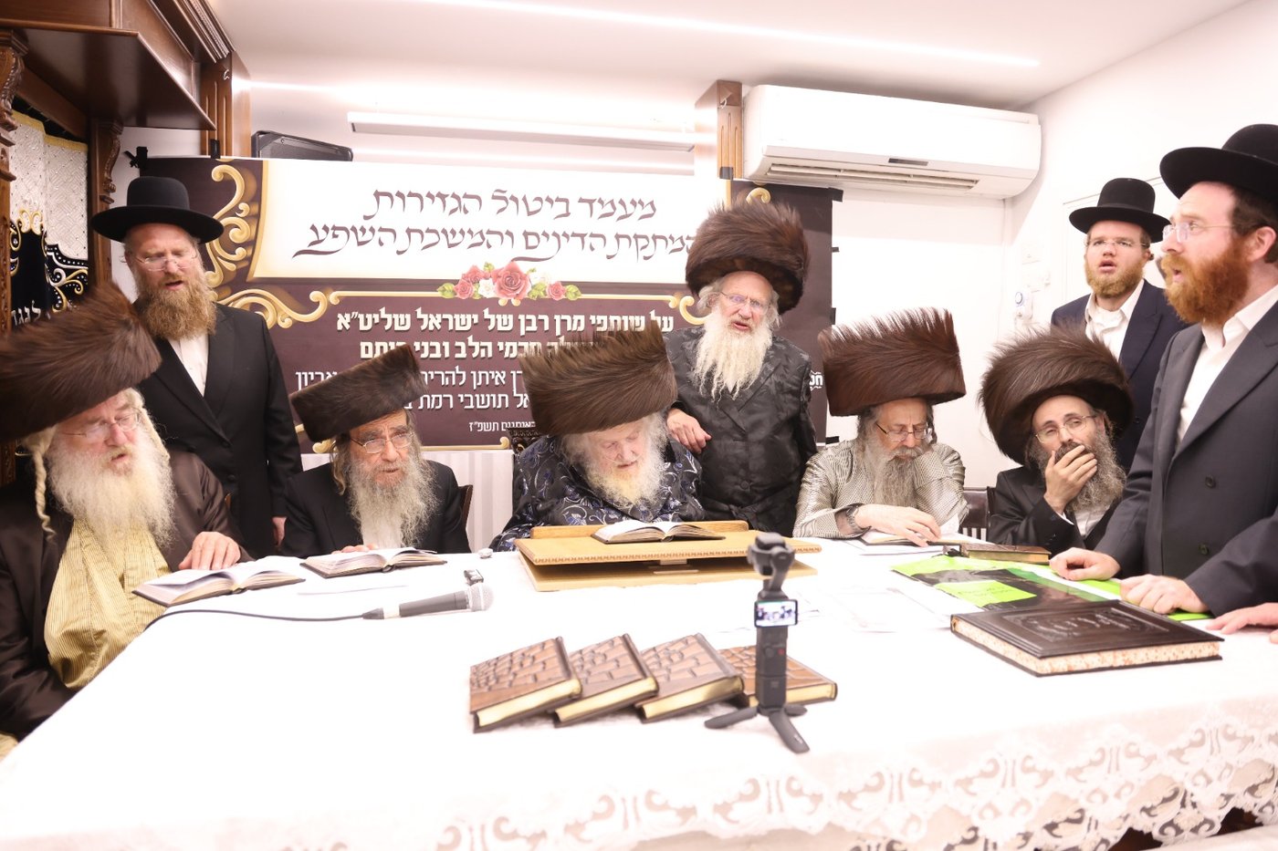 המעמד במעונו של הגאון רבי משה שטרנבוך שליט"א