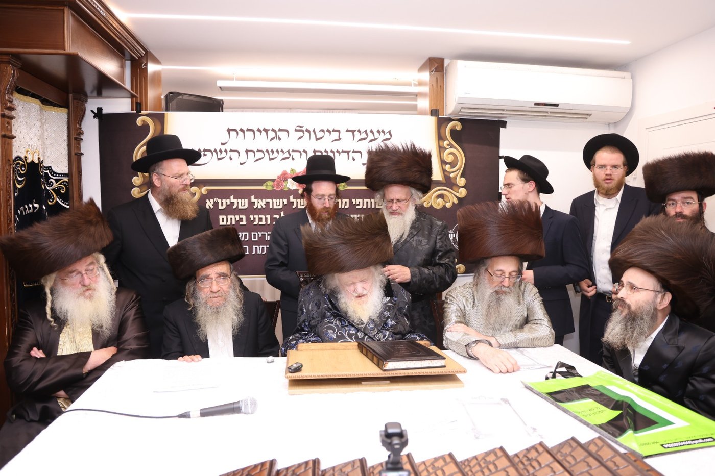 המעמד במעונו של הגאון רבי משה שטרנבוך שליט"א