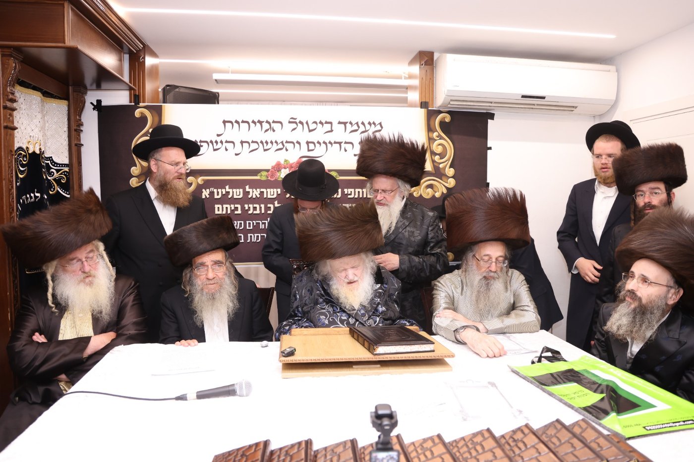 המעמד במעונו של הגאון רבי משה שטרנבוך שליט"א