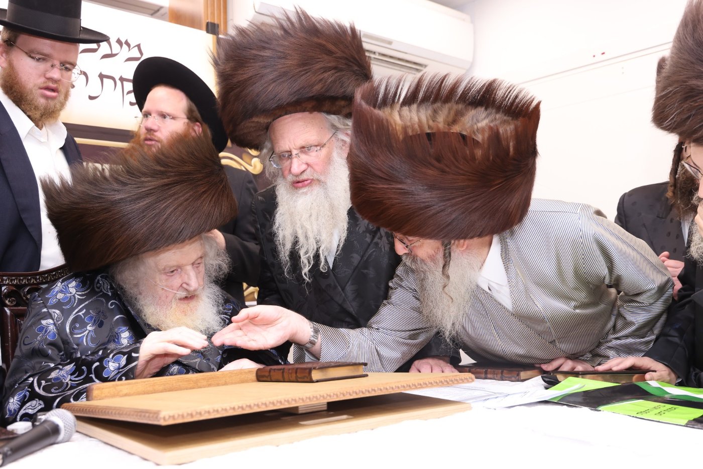 המעמד במעונו של הגאון רבי משה שטרנבוך שליט"א