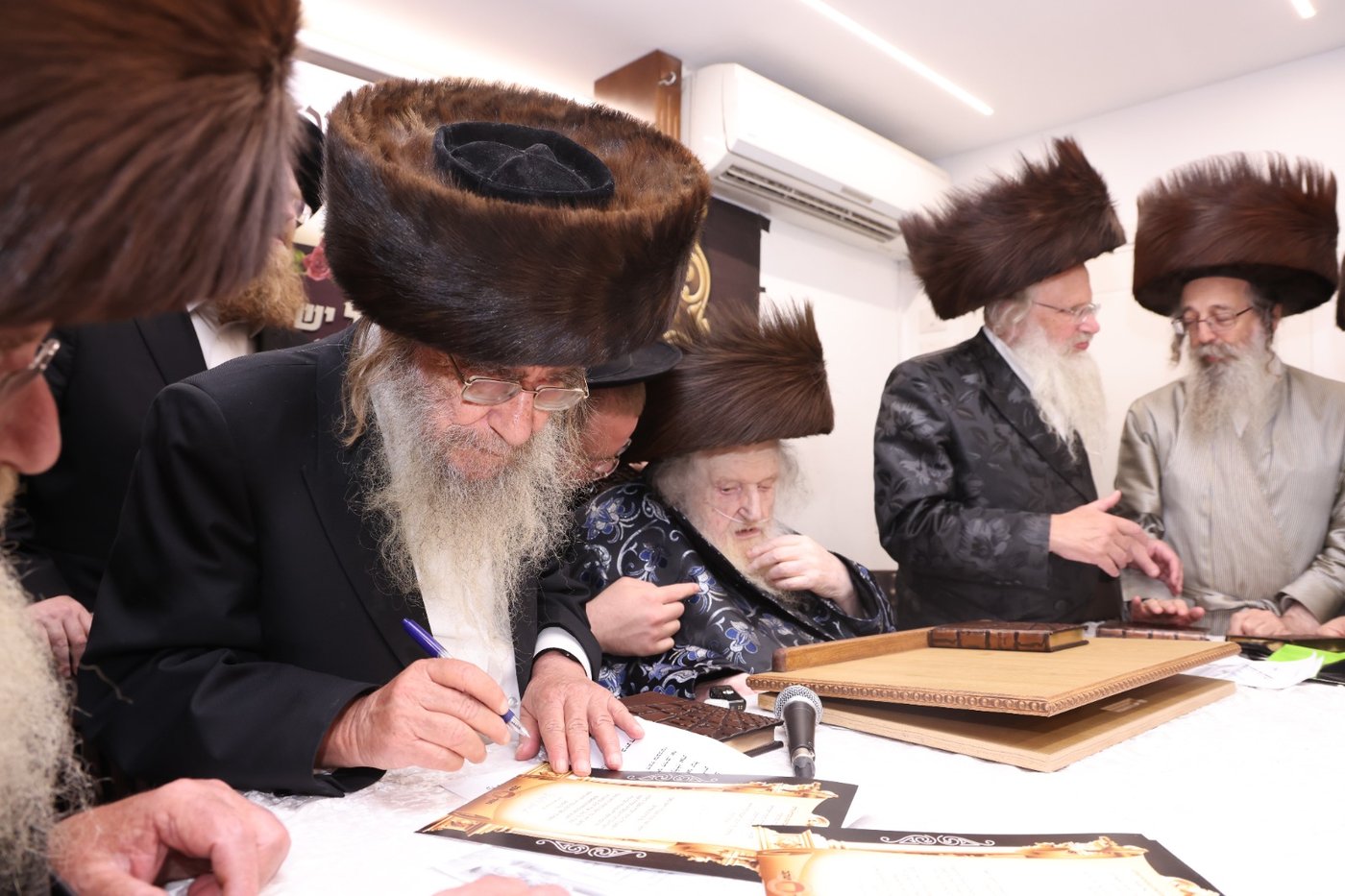המעמד במעונו של הגאון רבי משה שטרנבוך שליט"א