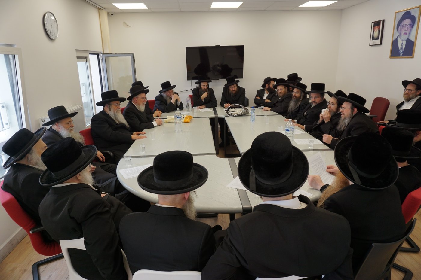 הגאב"ד שליט"א במסירת שיעורים בחודש תשרי | צילום: באדיבות המצלם