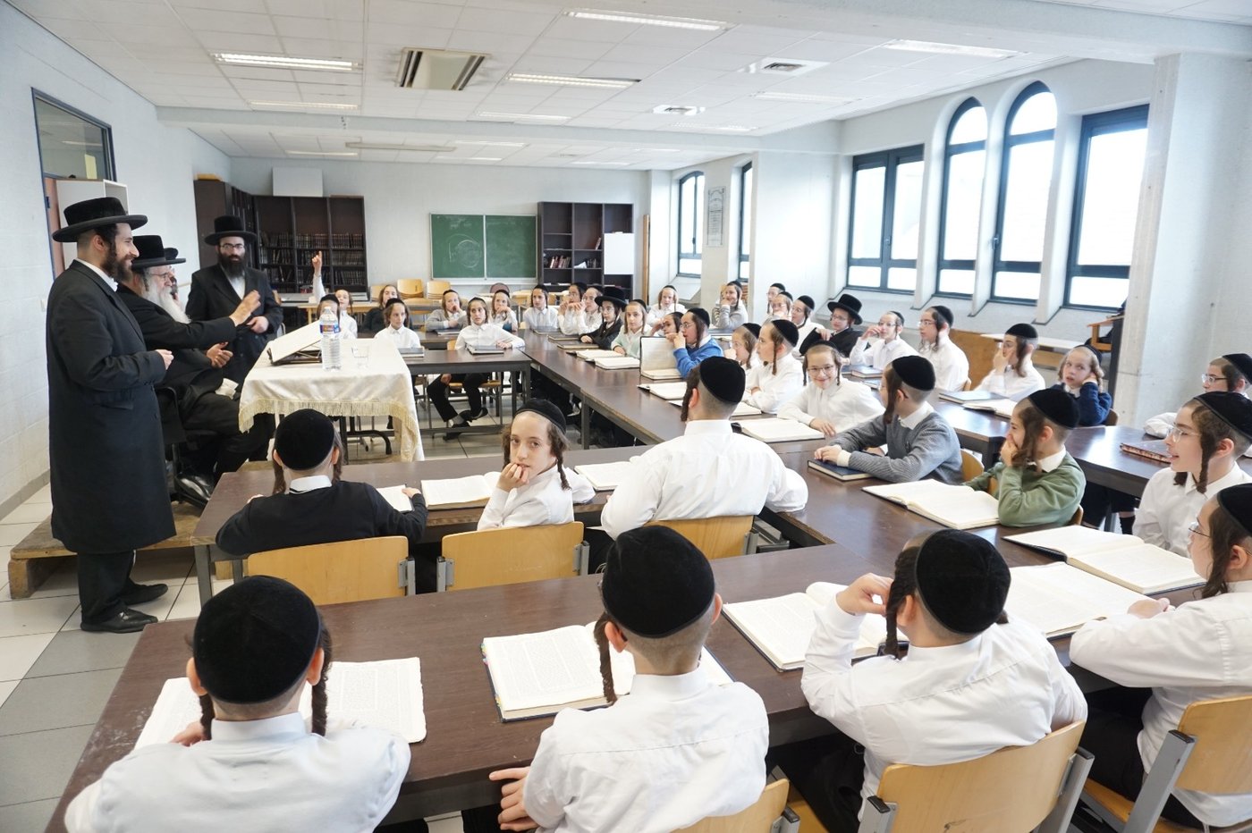 הגאב"ד שליט"א במסירת שיעורים בחודש תשרי | צילום: באדיבות המצלם