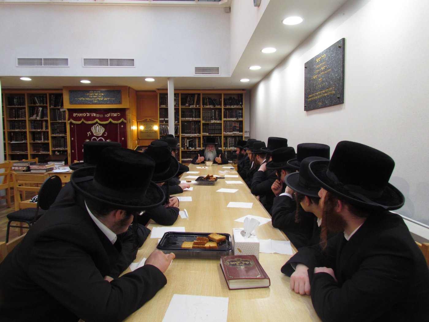 הגאב"ד שליט"א במסירת שיעורים בחודש תשרי | צילום: באדיבות המצלם