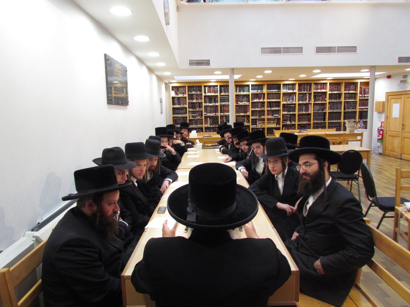 הגאב"ד שליט"א במסירת שיעורים בחודש תשרי | צילום: באדיבות המצלם