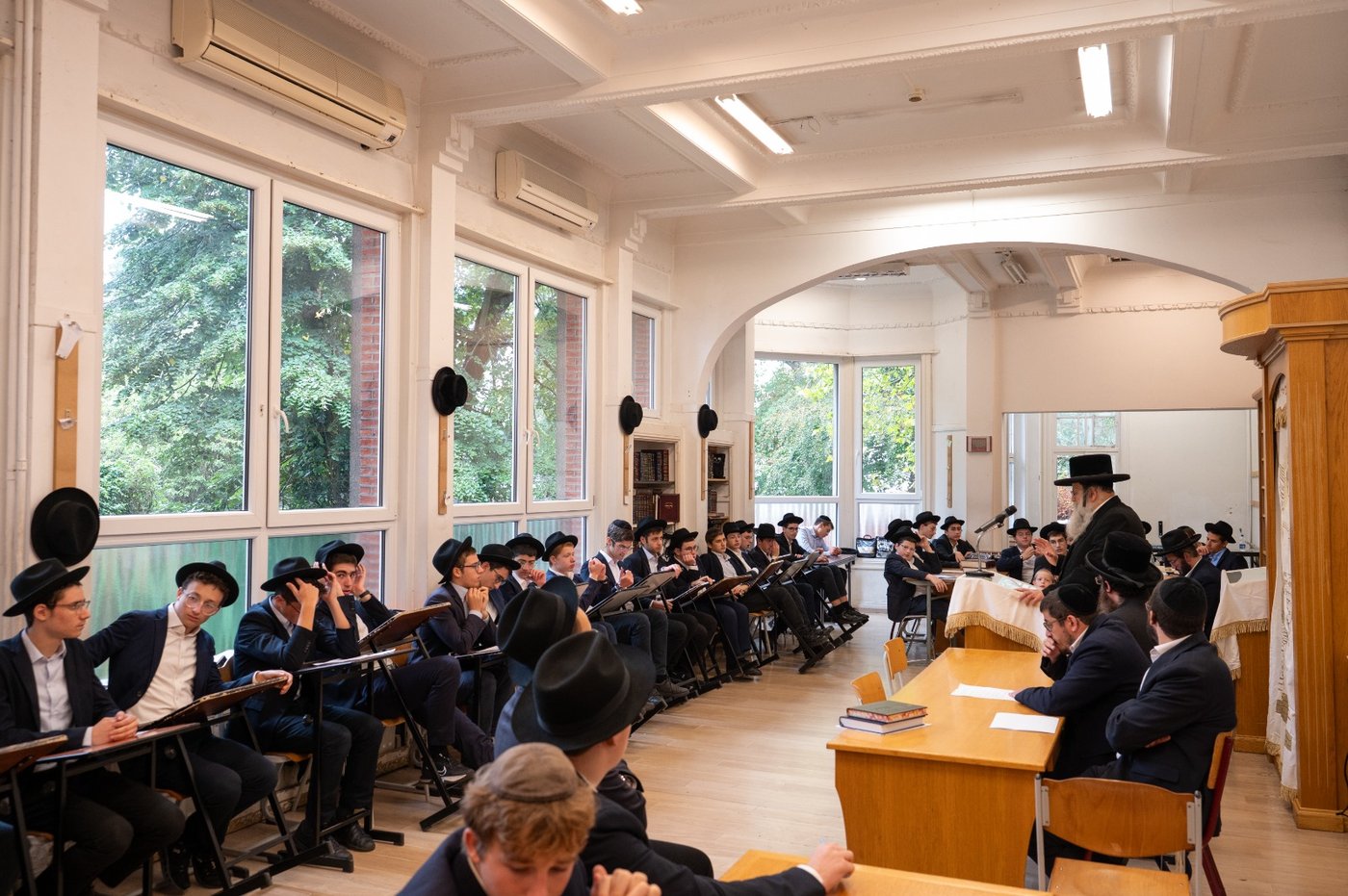 הגאב"ד שליט"א במסירת שיעורים בחודש תשרי | צילום: באדיבות המצלם