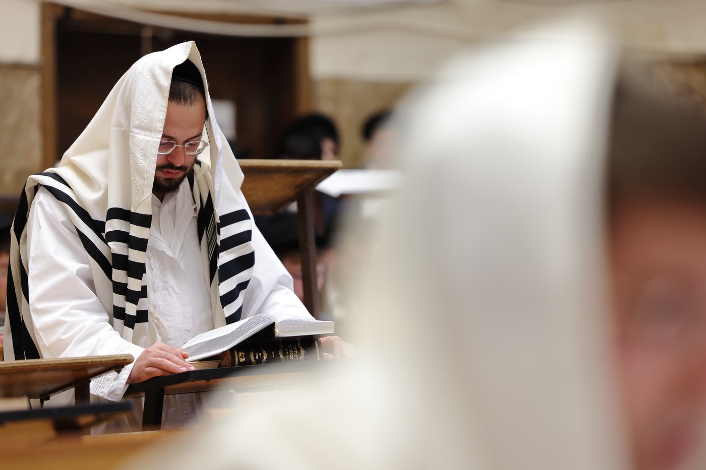 תפילת כל נדרי בישיבת פוניבז' | צילום: יעקב נחומי